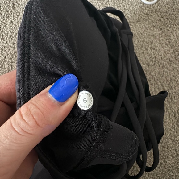 Women’s lululemon sports bra size 6 - Picture 3 of 3